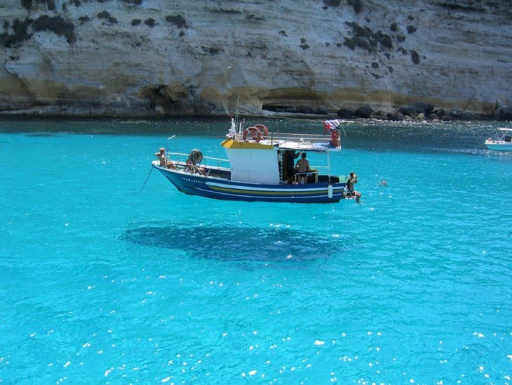 fotografía de un barco que parece estar flotando en el aire 