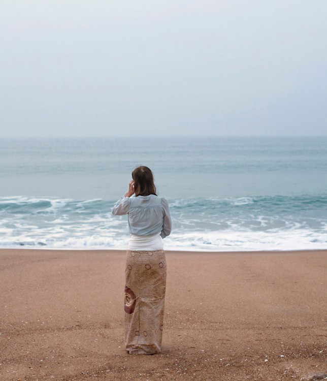 una chica frente a una playa 