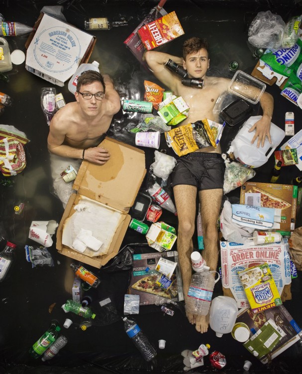 Gregg Sega fotografía 2 jovenes en medio de la basura acumulada durante 7 dias