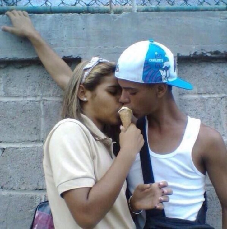 Dos enamorados comiendo un cono de nieve