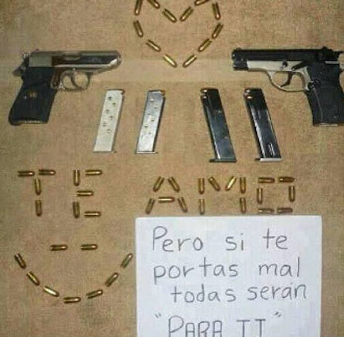 Letrero de amor hecho con balas y pistolas 