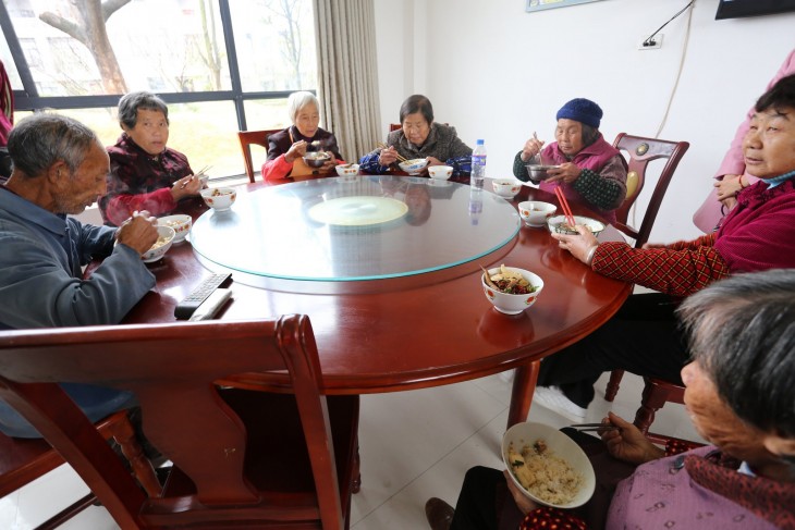 mesa con viejos chinos comiendo Xiong Shuihua 