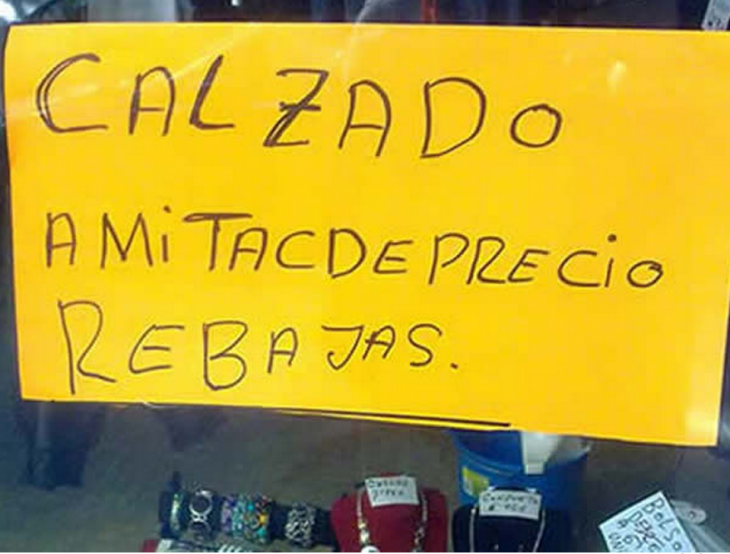 Letrero que dice con pésima ortografía que el calzado esta a mitad de precio 