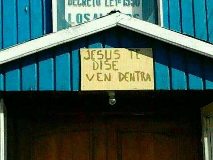 Letrero fuera de una iglesia con una leyenda poco entendible 