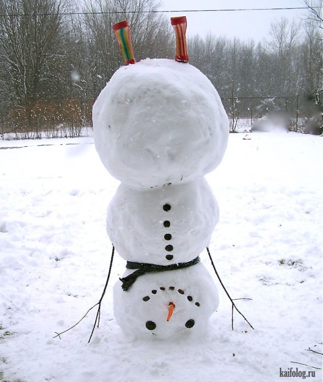 Muñeco de nieve parado de manos