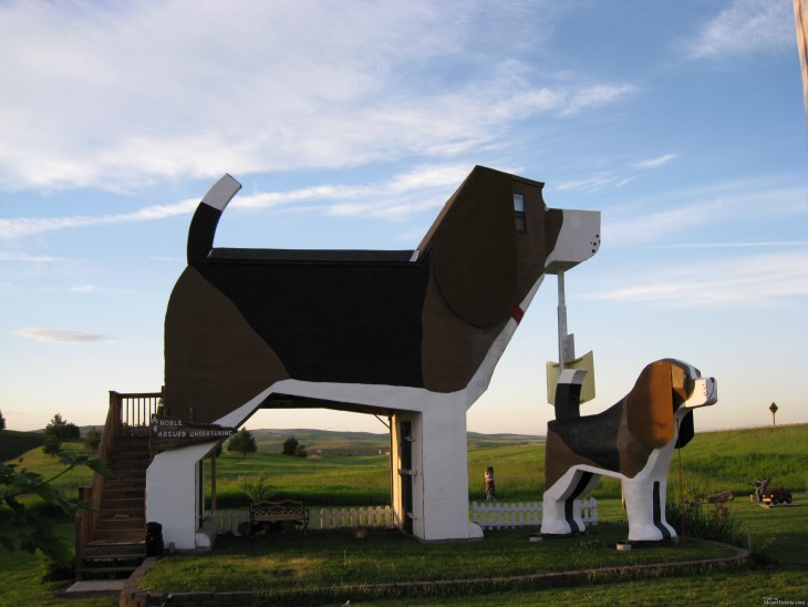 hotel en forma de perro gigante junto a otro más pequeño 