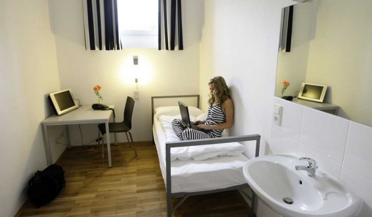 habitación de hotel que cuenta con un dormitorio como si fuera de la prisión 