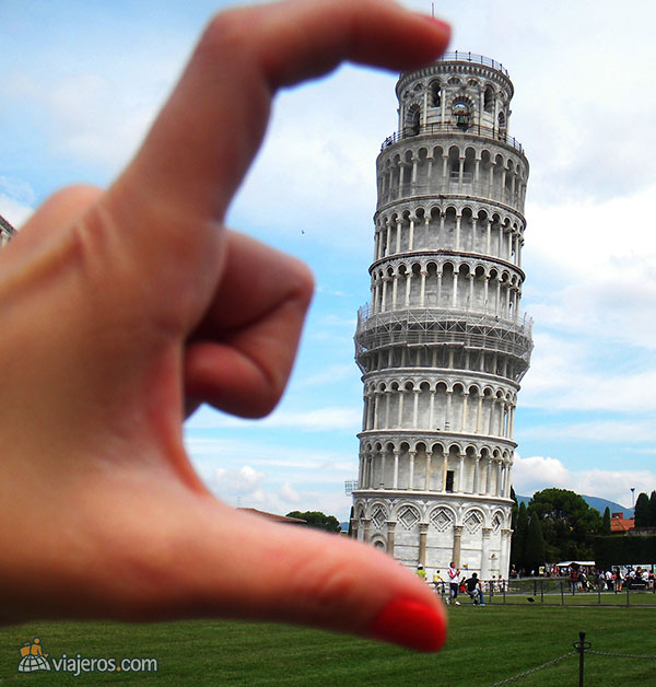 Fotos divertidas sujetando la torre inclinada de Pisa
