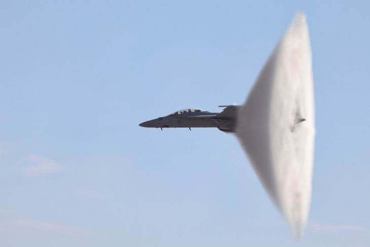 Un avión atravesando una nube 