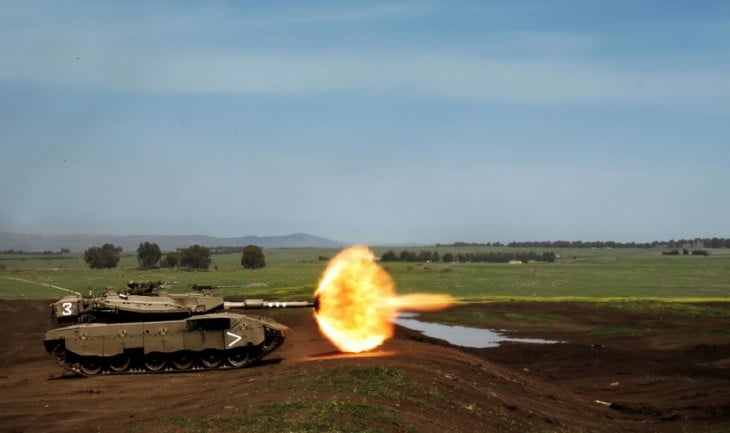 fotografía tomada en el momento exacto de un Tanque de guerra disparando 