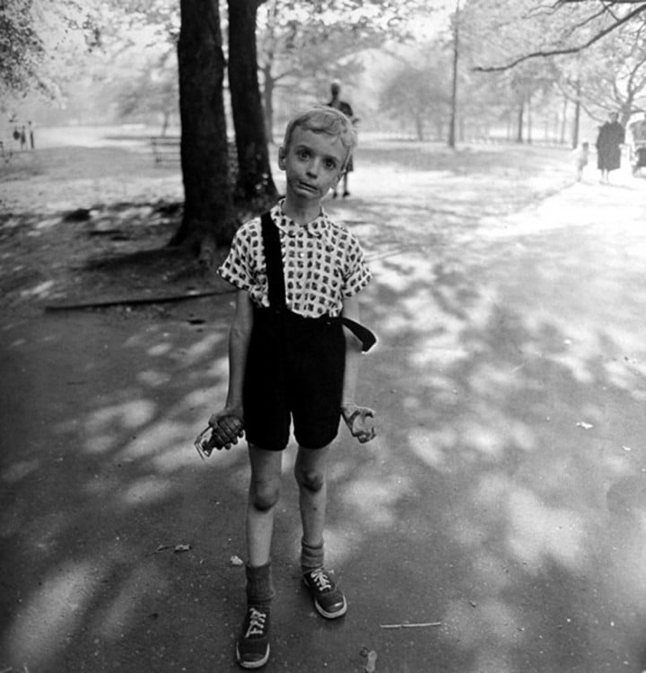 niño con una granada en la mano