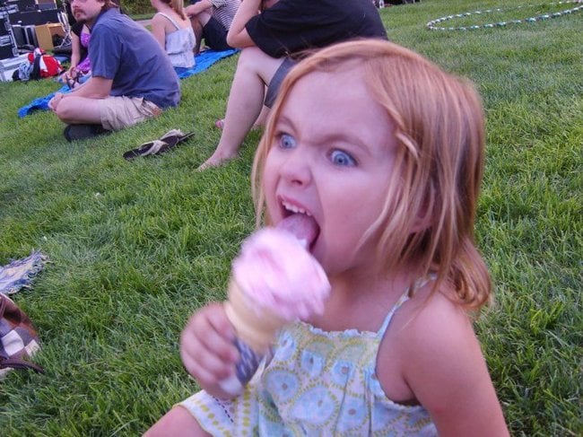 niña comiendo helado 