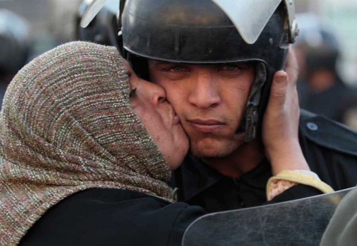 Egipcia besa a un policía durante la revolución del gobierno de Mubarak, 2011