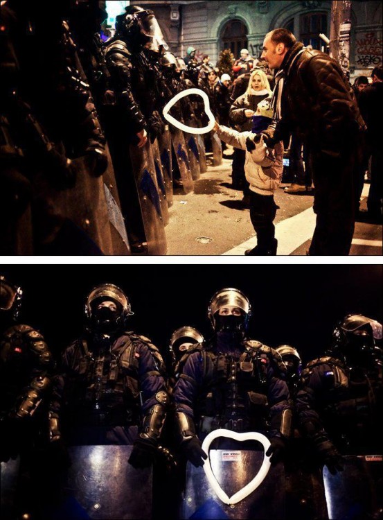 niño ofrece globo en forma de corazon a policia