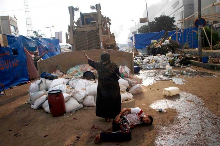 Mujer egipcia defiende a protestante herido por un Bulldozer, Egipto 2013