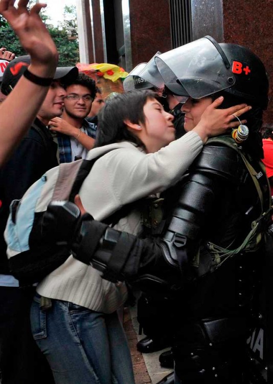 12. Estudiante en protesta por reformas a la educación besa a oficial, Colombia 2011