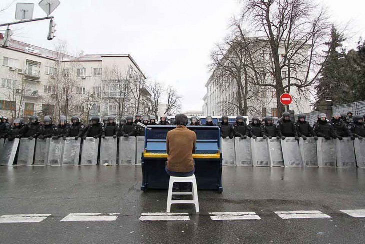 Hombre toca el piano para los policías en Kiev, 2013