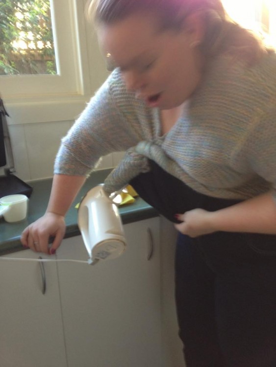 Fail de una chica que se agarro el suéter con una batidora en la cocina 