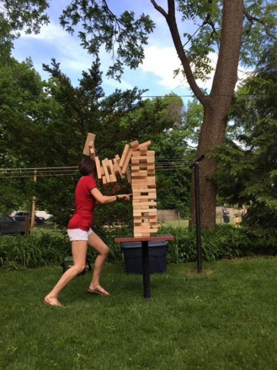 Fail de una chica jugando al jenga con ladrillos como piezas 