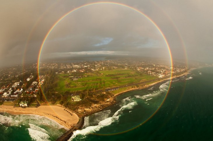 Fotografías viendo el mudo desde otro ángulo (Arcoiris completo tomada desde el vuelo de un avión) 