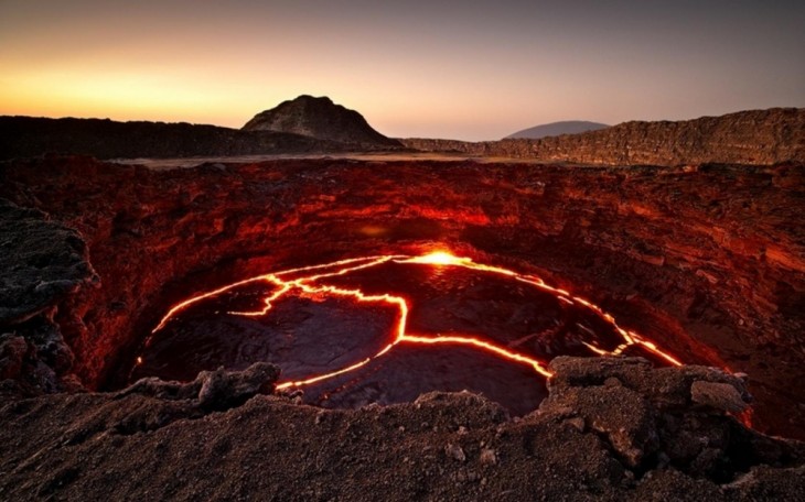 Fotografías viendo el mundo desde otro ángulo (Lago de lava del volcán Erta Ale en Etiopía) 