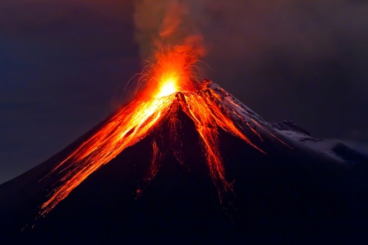 volcan villarica en erupción