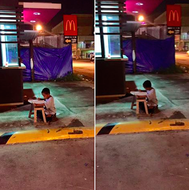 Estudiante Filipina tomo una fotografía de un niño estudiando en la calle arrodillado frente a un banco de madera 