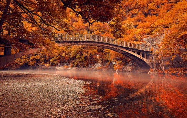 Puente sobre el río Voidomatis, Vikos Gorge, Grecia 