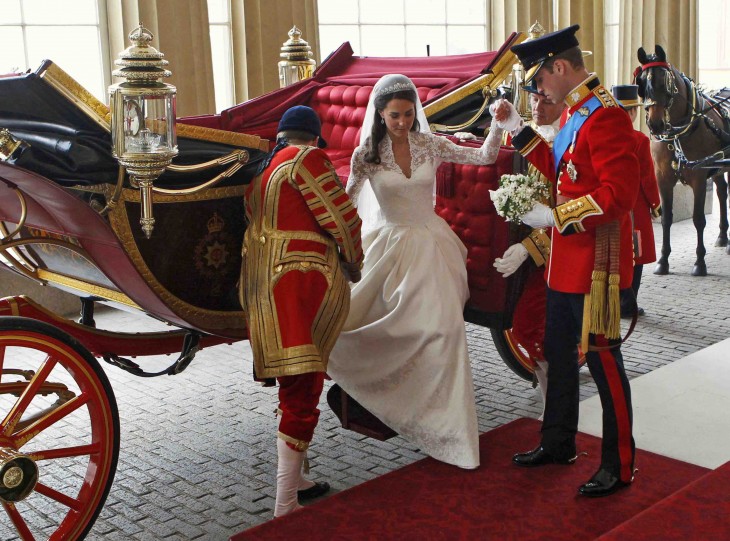Princesa de Inglaterra bajando de su carruaje con la ayuda de dos hombres 