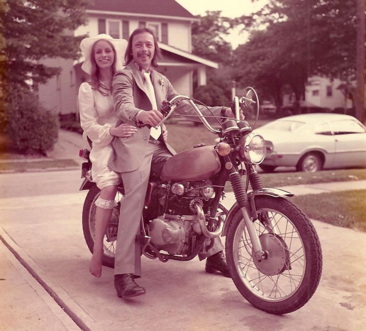 pareja celebra 40 aniversario con fotos recreadas 1975