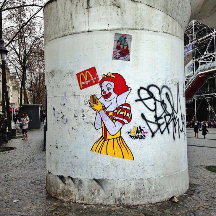 gran tuvo con el stiker de una blanca nieves vestida de mc donalds y a punto de comer una hamburguesa 