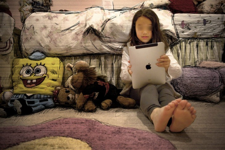 niña jugando en su habitación con el ipad