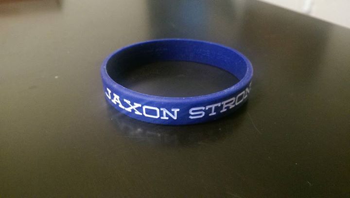 pulsera azul con la frase Jaxon Strong 