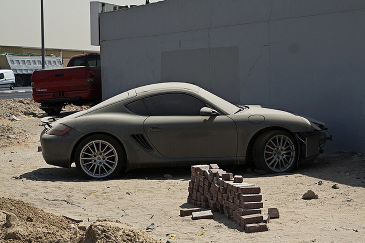 Porsche Cayman abandonado en una de las calles de Dubái 