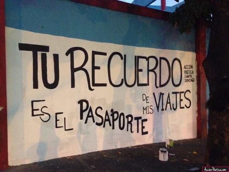 frase de acción poética en la pared 