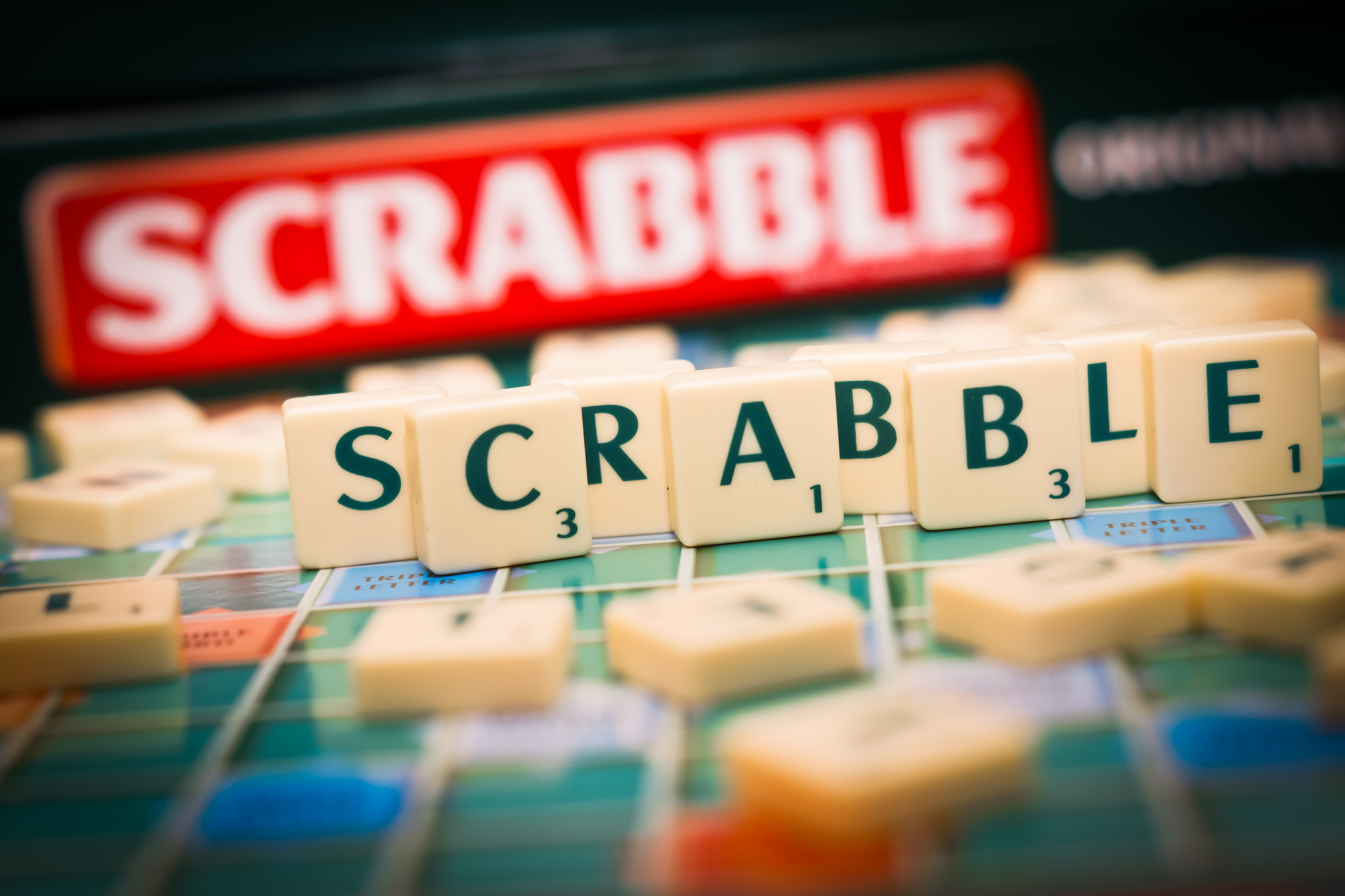 Scrabble. Скрабл картинки. Scrabble фон. День настольной игры Скрэббл. Scrabble слово.