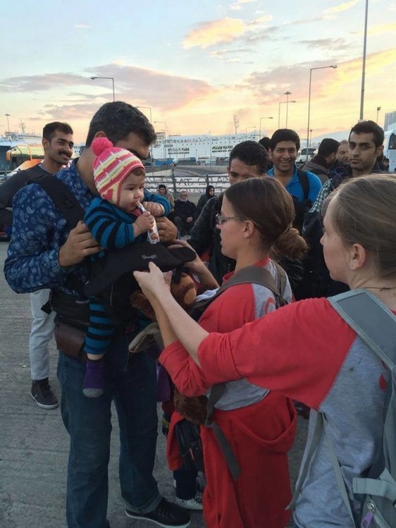 mujer regala portabebes canguro para los migrantes sirios después de la muerte del niño que fue encontrado muerto en la orilla del mar