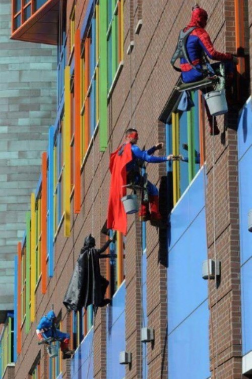 limpian ventanas vestidos de superheroes en un hospital de memphis