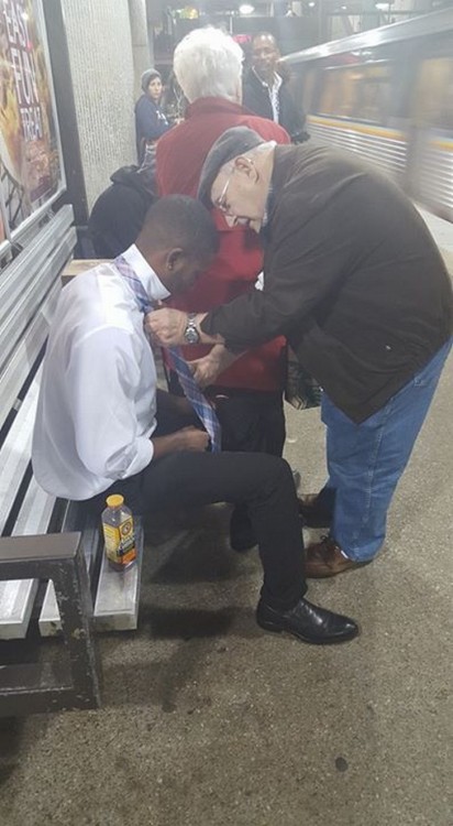 hombre anciano le ayuda a joven ha realizarle un nudo de corbata