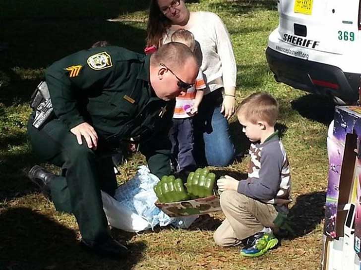 policía le hizo la mejor fiesta de cupleaños a un niño autista