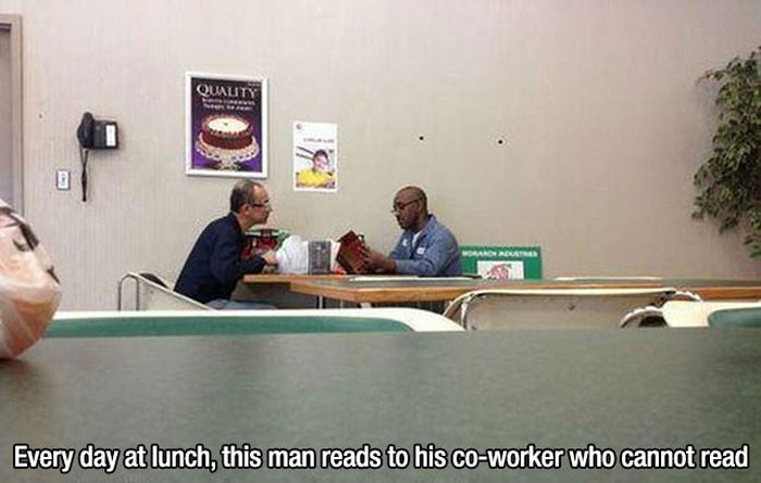 hombre le leee el menú a su amigo que ya no puede leer