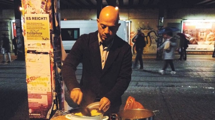 hombre sirio prepara comida para los sin hogar alemanas