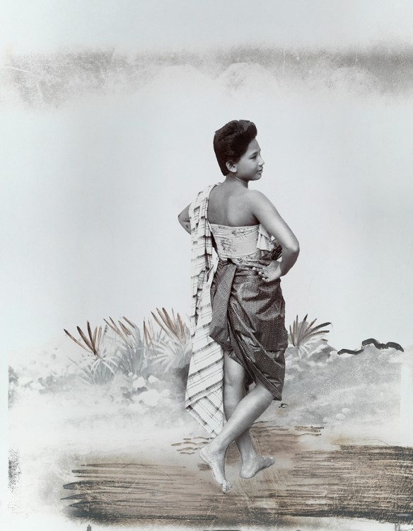 mujer thai posando en un panung