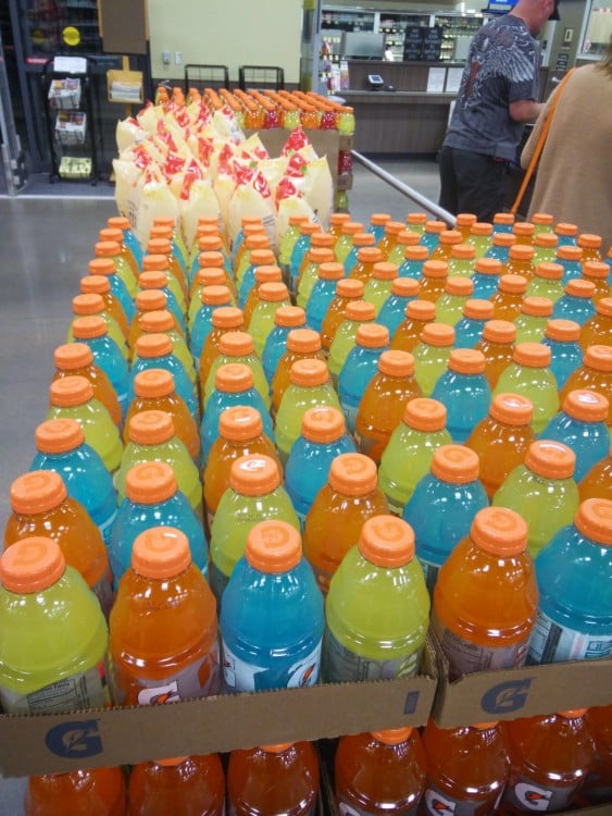 Botellas de Gatorade ordenadas por colores 