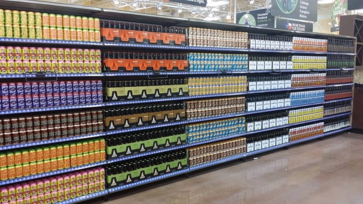 estante de bebidas en un centro comercial perfectamente ordenado 