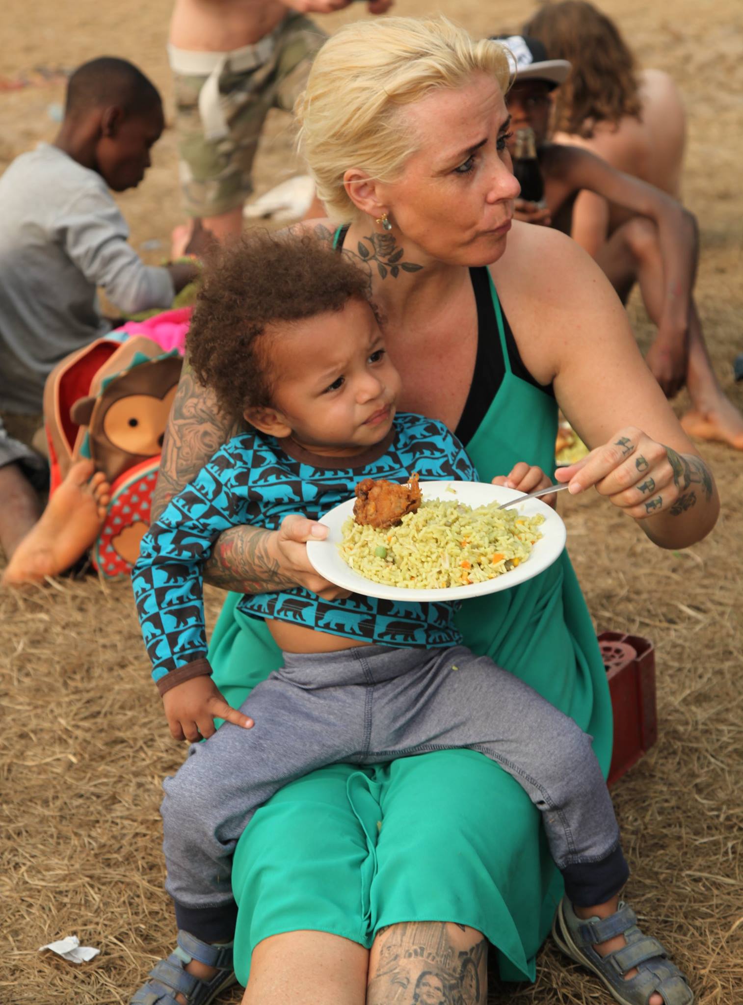 Niño nigeriano Hope, acusado de ser brujo, comiendo con activista que lo rescató