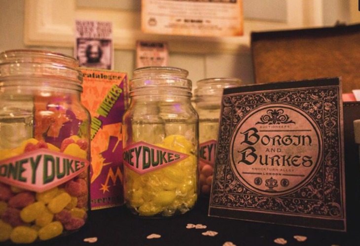 mesa de dulces en la boda al estilo harry potter 