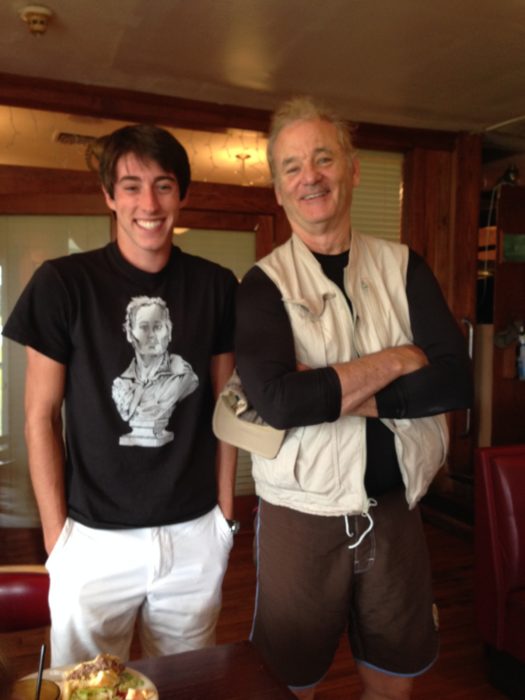 chico con una camisa de Bill Murray a lado del actor 