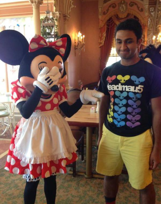 Minnie Mouse a lado de un chico con la playera de Mickey Mouse 