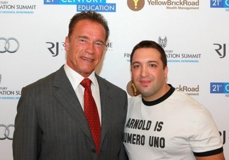 Arnold Schwarzenegger a lado de un chico con una playera que dice Arnold es el número uno 